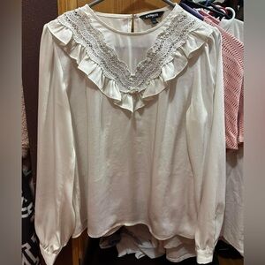 Express blouse with eyelet closure. Medium